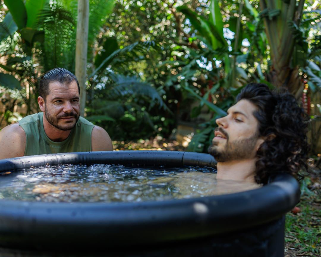 Facilitador acompanha participante durante banho de gelo em ofurô externo.
